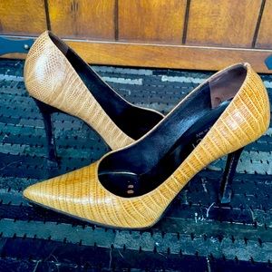 Gucci italian leather pumps. Snake. $600